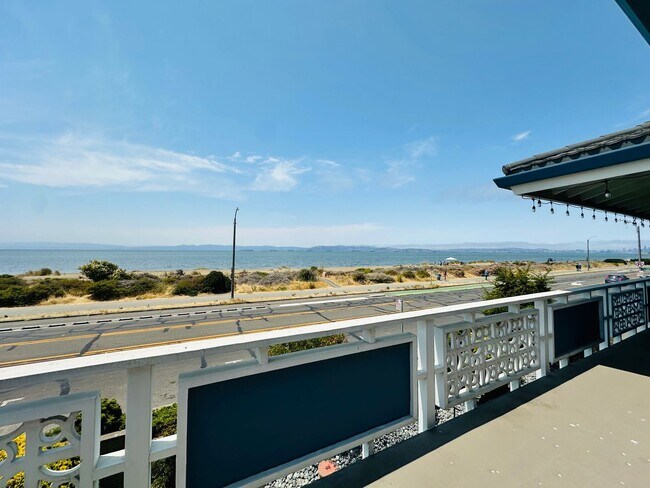 Foto del edificio - Incredible Luxury Beach House with Views, Steps to the Ocean in Alameda