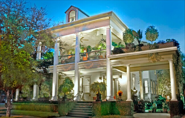 The Galloway House Inn - 107 E 35th St