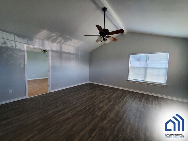 Foto del edificio - Spacious 4-bedroom 1.5 bath home COMING SOON!