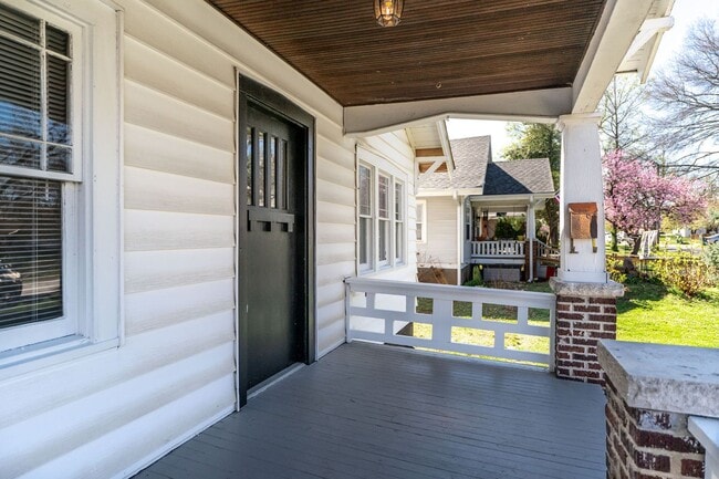 Building Photo - Available June 15!