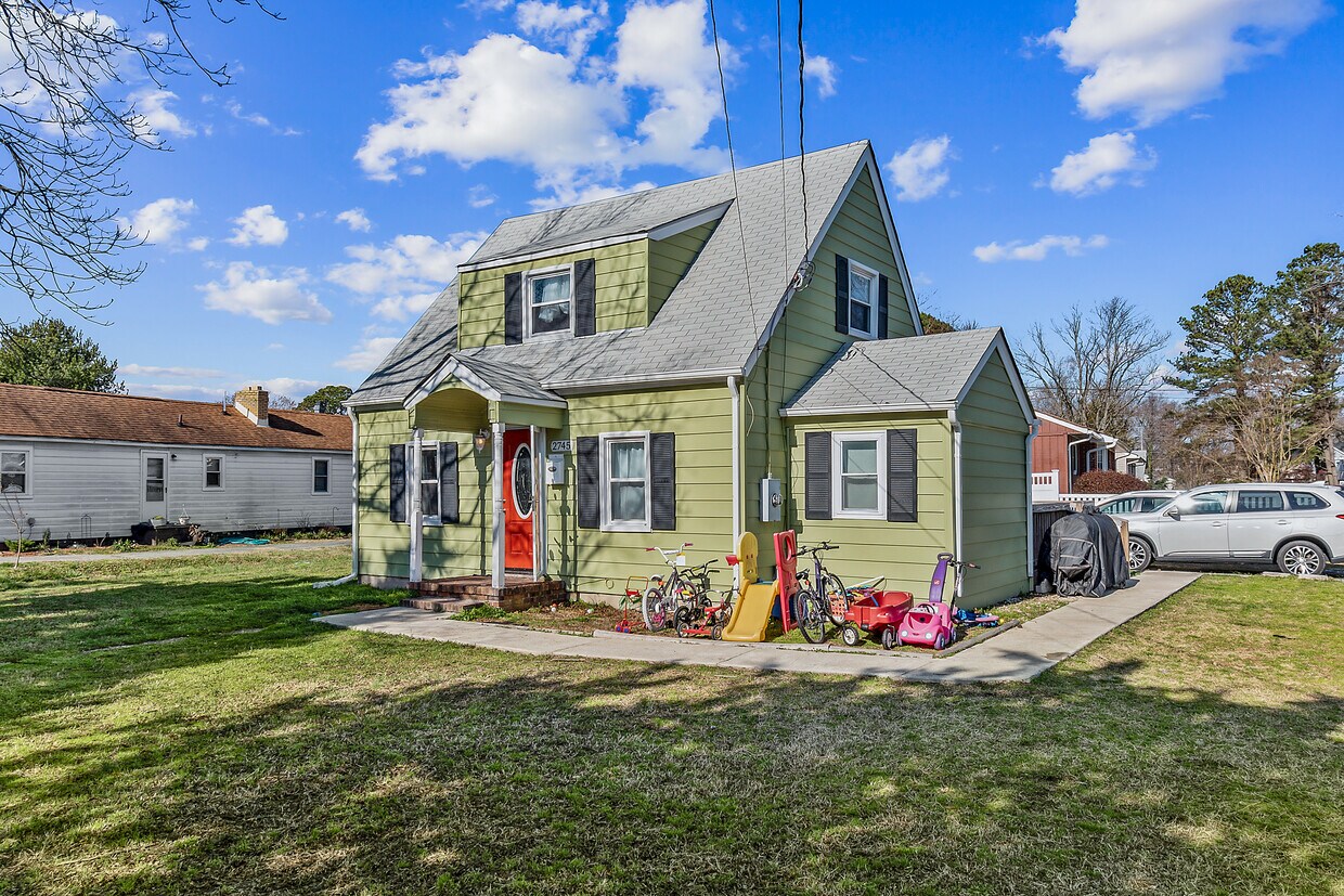 Primary Photo - 2745 Jamestown Ave