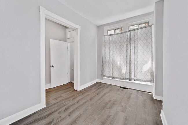 Building Photo - ASAP Move In Ready Three Bed One Bath