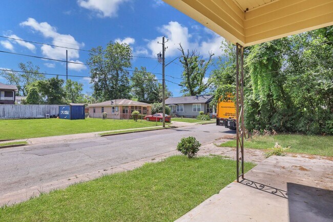 Building Photo - Cozy 2-Bedroom, 1-Bathroom House at Savannah