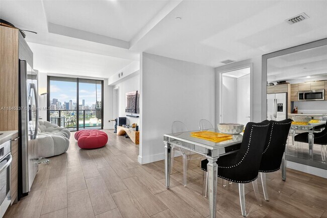 Foto del edificio - 121 NE 34th St