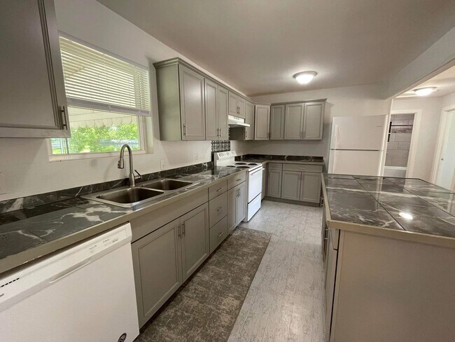 Foto del edificio - 437 15th Ave NW