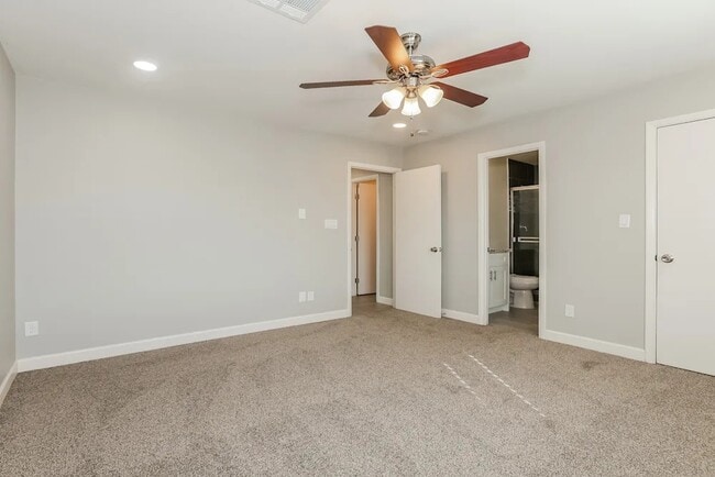 Building Photo - 2460 E Manhatton Dr