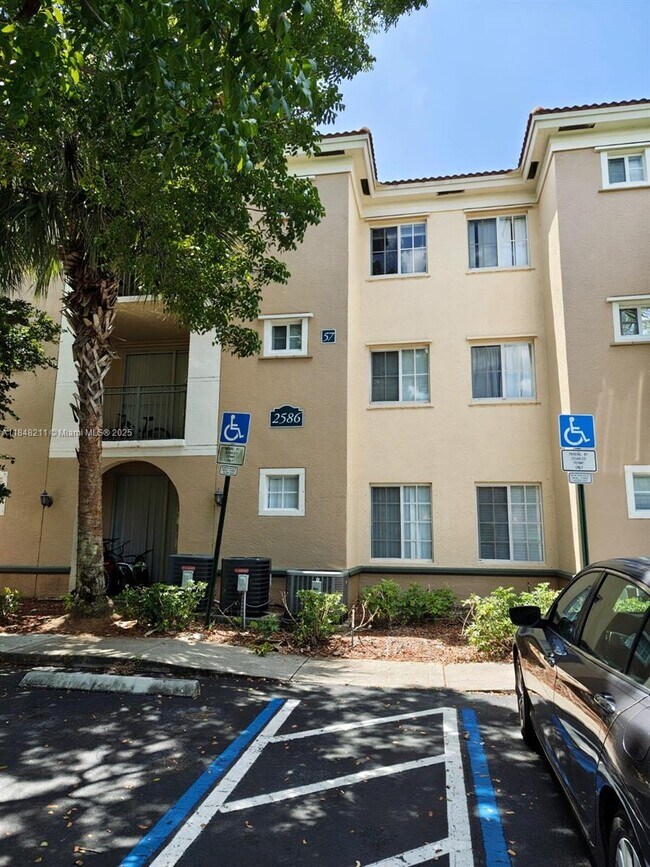 Building Photo - 2586 Centergate Dr