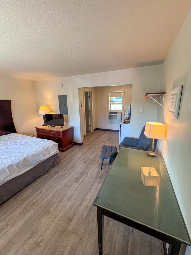 Building Photo - Furnished Studio