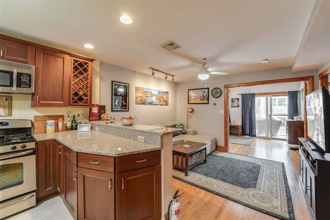 Building Photo - 121 Willow Ave