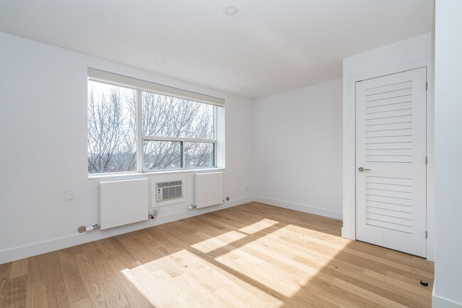 Building Photo - 263 Russell Hill Rd