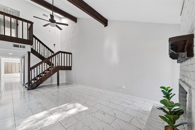 Building Photo - 8046 Ellinger Ln