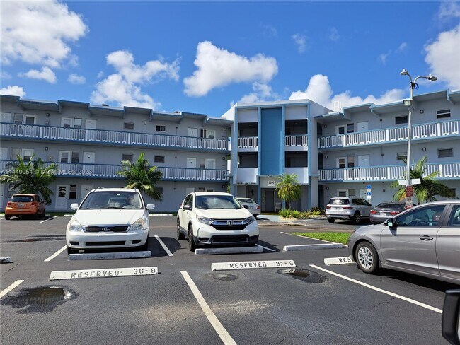 Foto del edificio - 2300 N Park Rd