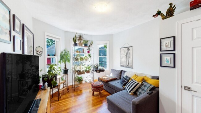 Building Photo - Beautifully updated 3 bed near the Green Line in Somerville!