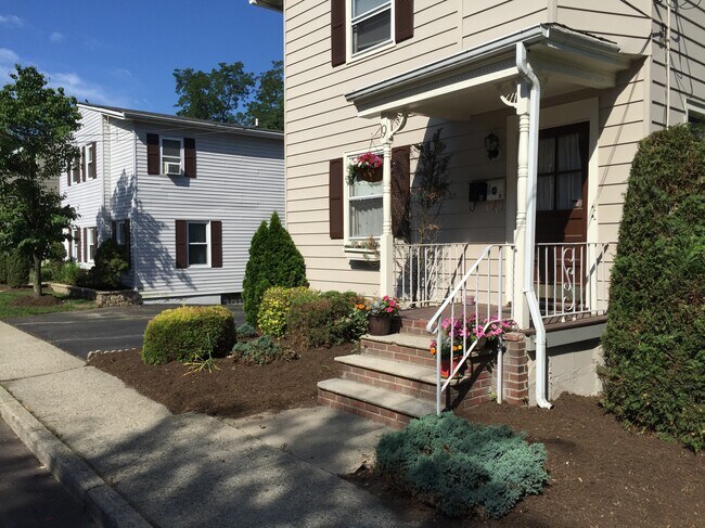 Front - 19 Cobb Pl