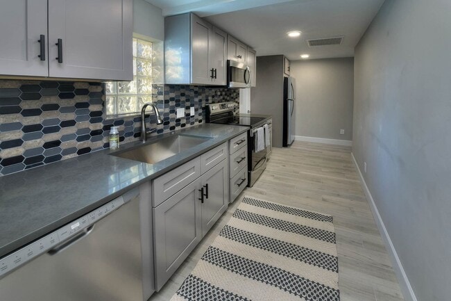 Building Photo - New Built, Near UofA 2 Bed 2 Bath  PRELEASE August 2026!