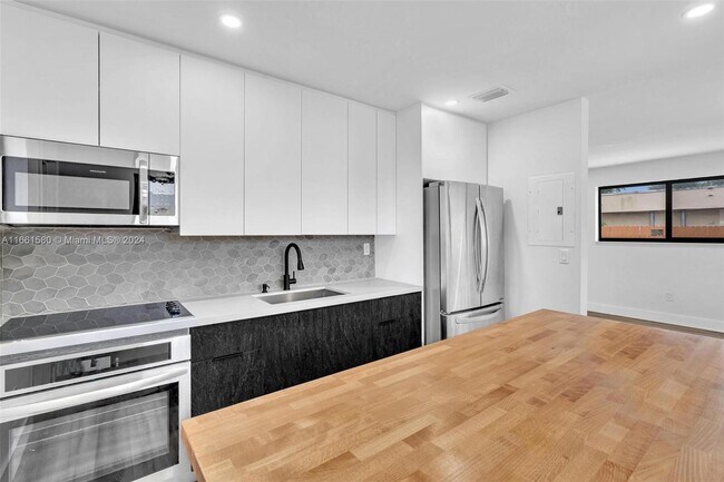 Foto del edificio - 321 NW 25th Ct