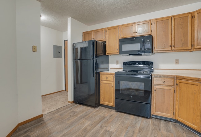 Building Photo - Pine Pointe Apartments