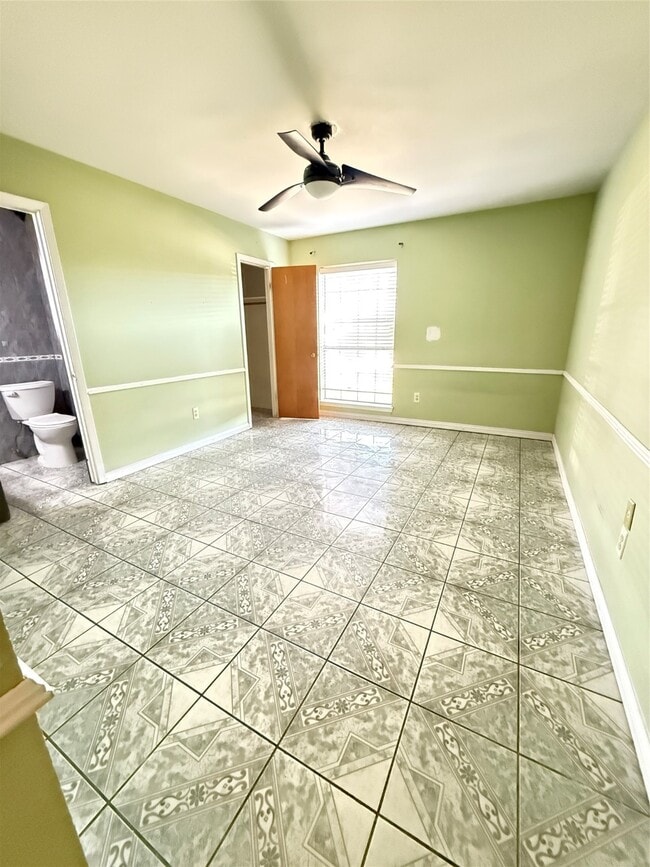 Building Photo - 10831 Overlea Dr