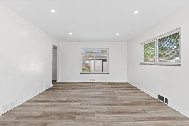 Foto del edificio - 2780 St Joseph Ave