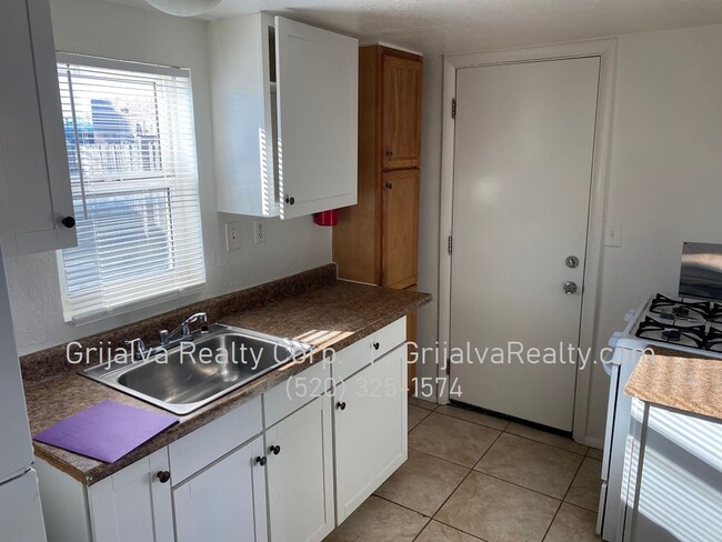 Building Photo - Cute 1 Bedroom House for Rent  (Ajo Way/12...