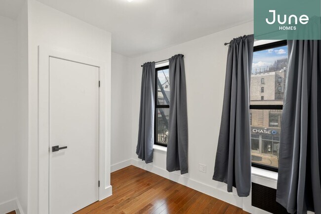 Building Photo - Queen room in 4-bed/2.0-bath Home