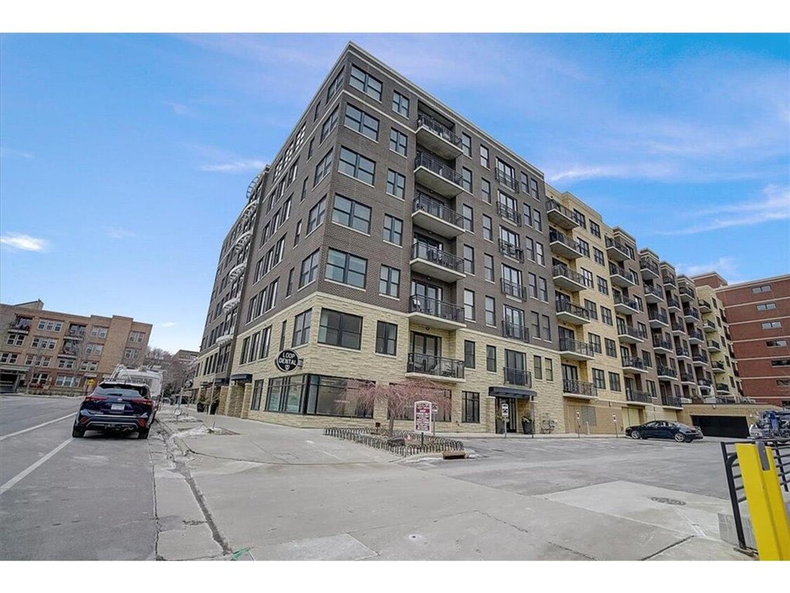 Foto principal - One bed, one bath loft-style condo in the ...