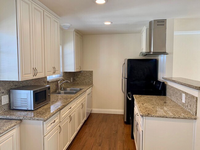 Foto del edificio - Luxury Upstairs 2 Bedroom Apartment in La ...