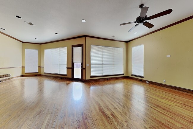 Building Photo - 4020 Oakmeadow Dr