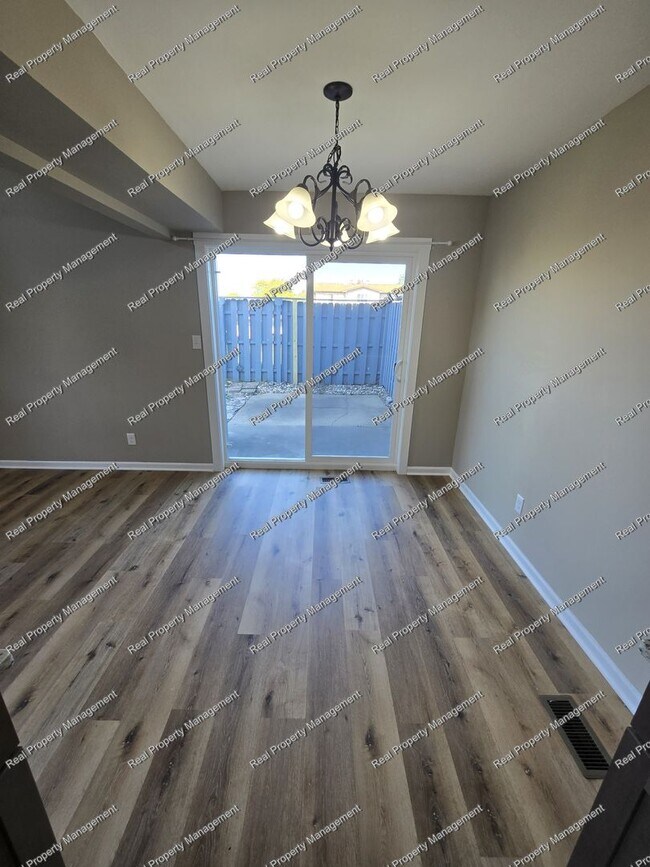 Foto del edificio - Updated 2 Bedroom Condo