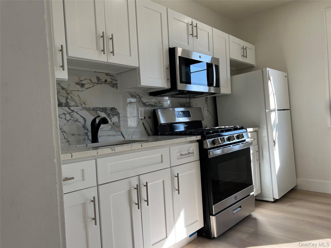 Foto principal - 28 Walt Whitman Rd