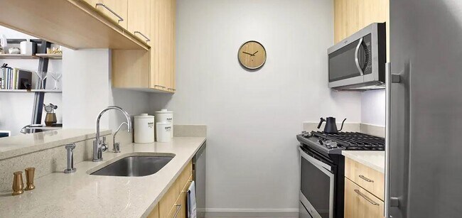 Building Photo - 601 W 57th St