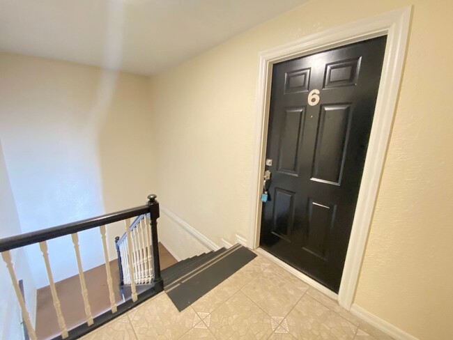Building Photo - Spacious 3 bedroom, 2 bathroom Condo Locat...
