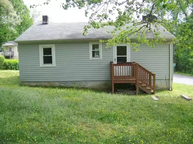 Building Photo - 102 3rd St