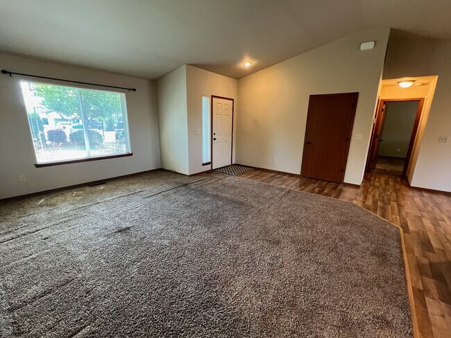 Foto del edificio - Beautiful 3 bed/2 bath home with garage, a/c and private covered patio!