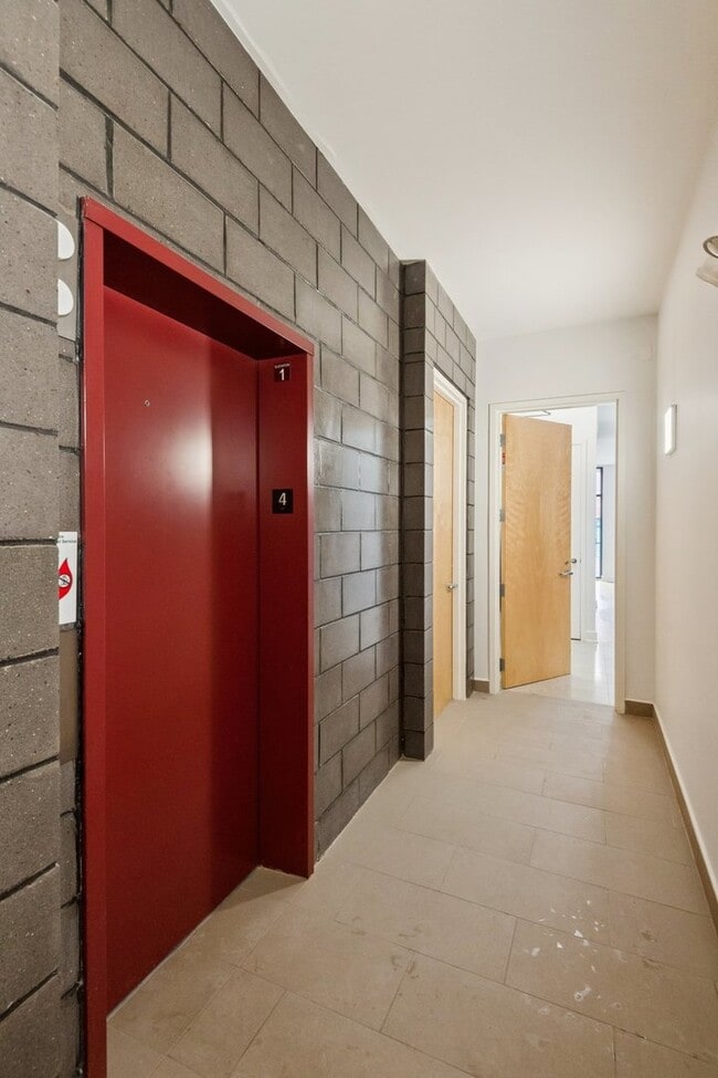 Building Photo - 2734 N Lincoln Ave