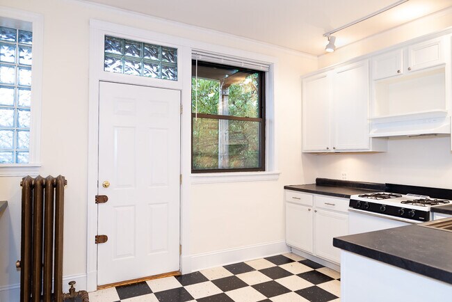 Kitchen - 1259 W Loyola Ave