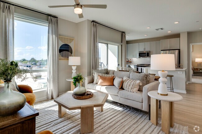 2BR, 2BA - 1104SF - Sala de estar - Echo Biltmore