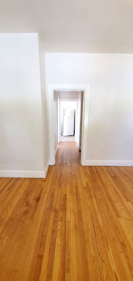 Building Photo - Lower 1 Bedroom Apartment