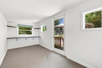 Building Photo - 143 Lone Oak Ln