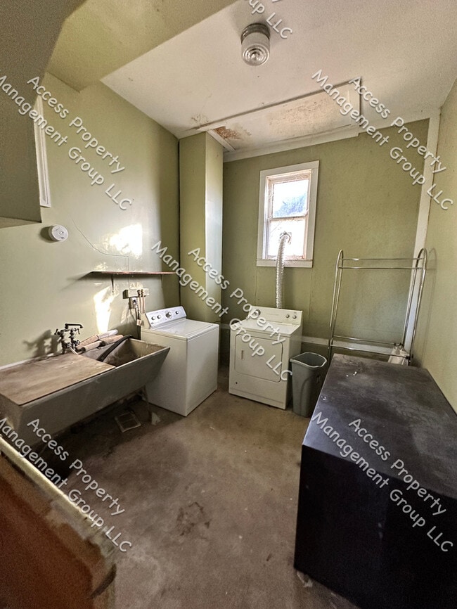 Building Photo - NW Side Upper Duplex 2 Bedroom Unit