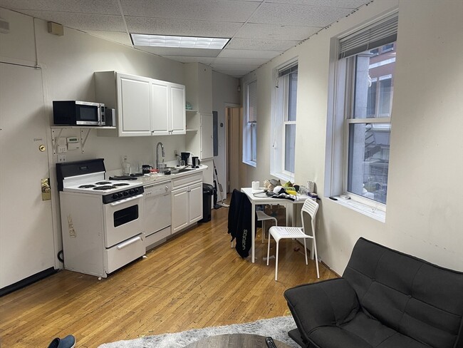 Building Photo - 28 Kingston St