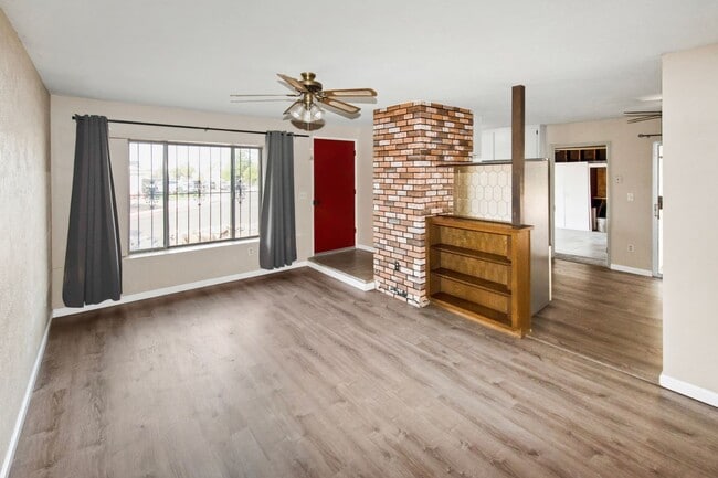 Building Photo - Long Term unfurnished rental!