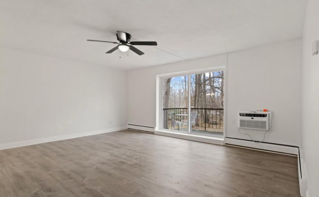 Building Photo - 1 Bedroom 1 Bath apartment in Somerset Hou...