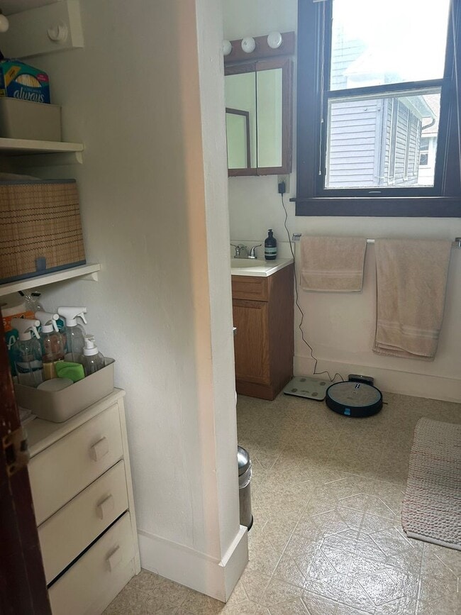 Building Photo - 100 Sylvia St