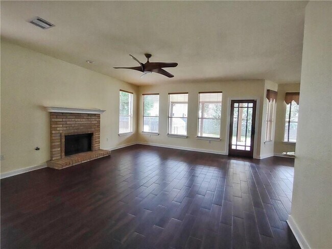 Building Photo - 702 Delmar Dr