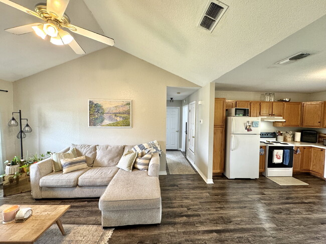 Building Photo - 2 bedroom 1 bath, excellent neighborhood o...