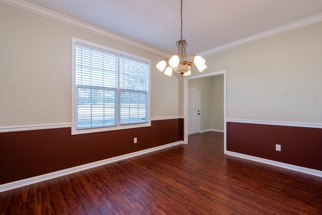 Building Photo - **AVAILABLE NOW!** West Side Athens 4/2.5