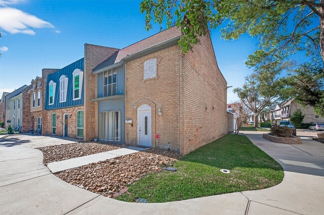 Building Photo - 10738 Briar Forest Dr