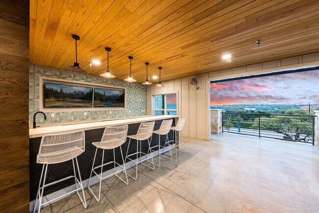 Building Photo - Breathtaking City Views from Your 3-BR Pen...
