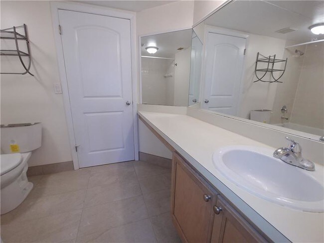Foto del edificio - 2851 N Oakland Forest Dr
